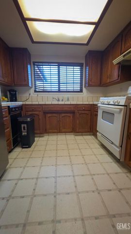 5825 Lenz Court, Bakersfield, CA 93307