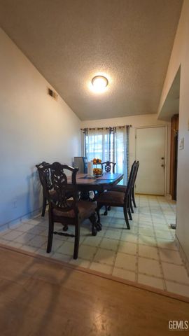 5825 Lenz Court, Bakersfield, CA 93307