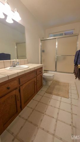 5825 Lenz Court, Bakersfield, CA 93307