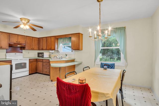 6054 EDWARD DR, Mechanicsburg, PA 17050