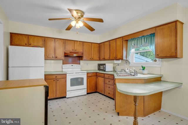 6054 EDWARD DR, Mechanicsburg, PA 17050