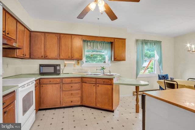 6054 EDWARD DR, Mechanicsburg, PA 17050