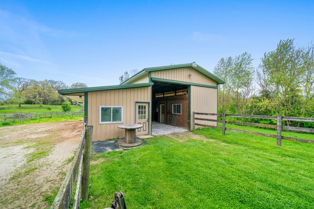 1977 County Line Road, Sandwich, IL 60548