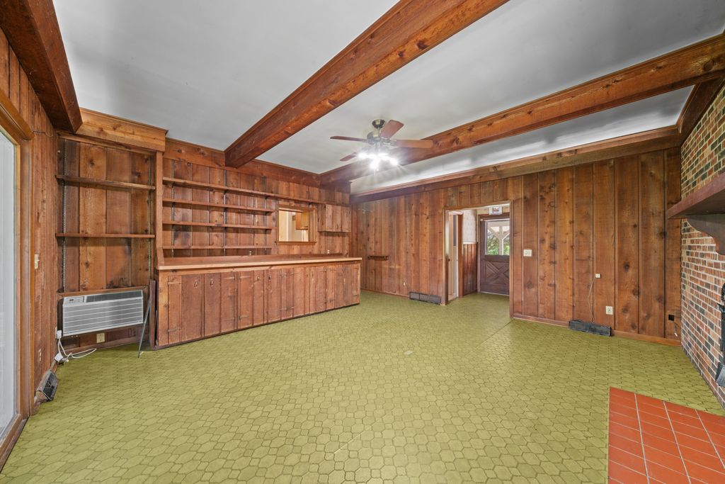 Image 11 of property listing at 1977 County Line Road, Sandwich, IL 60548