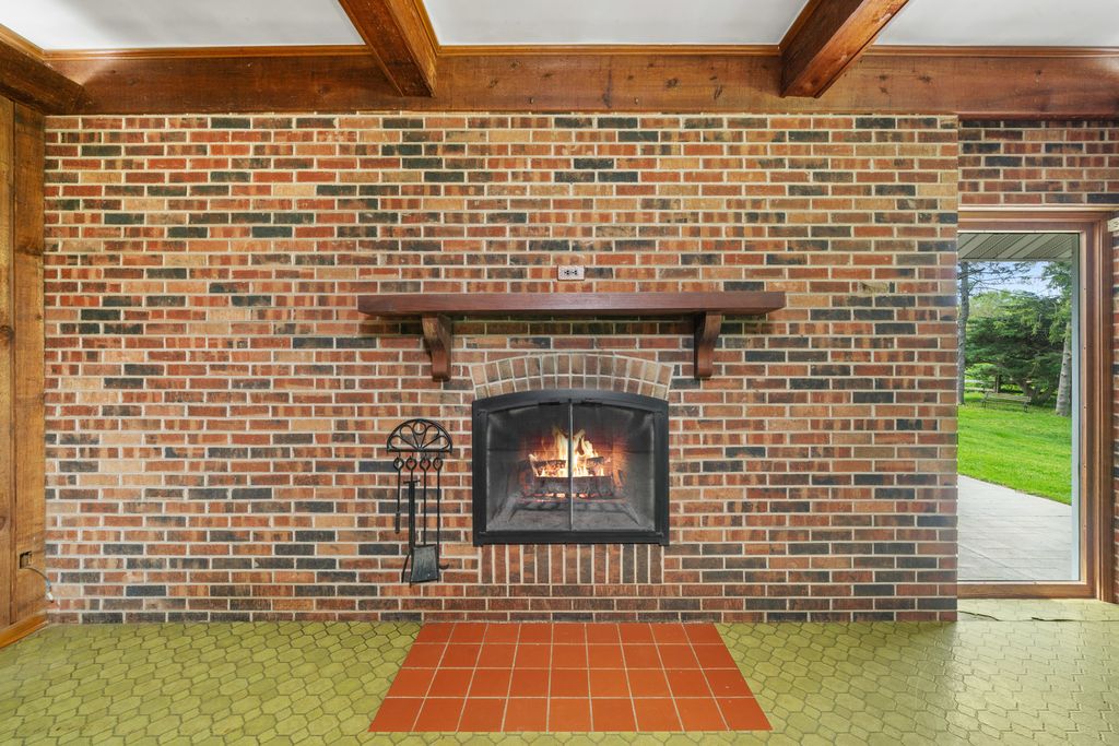 Image 14 of property listing at 1977 County Line Road, Sandwich, IL 60548