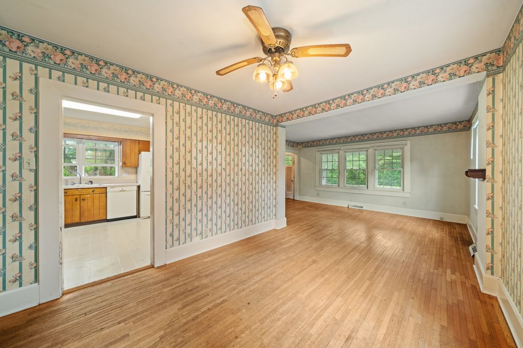 Image 17 of property listing at 1977 County Line Road, Sandwich, IL 60548