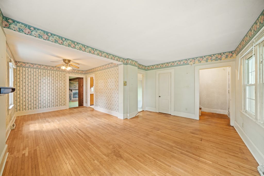 Image 18 of property listing at 1977 County Line Road, Sandwich, IL 60548