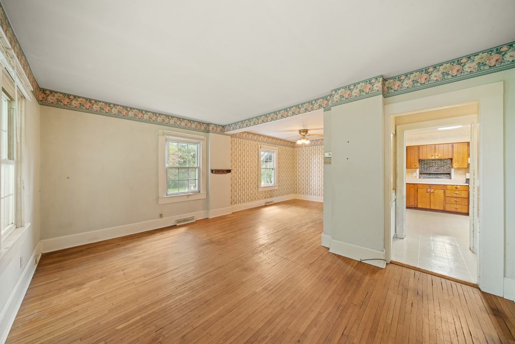 Image 19 of property listing at 1977 County Line Road, Sandwich, IL 60548