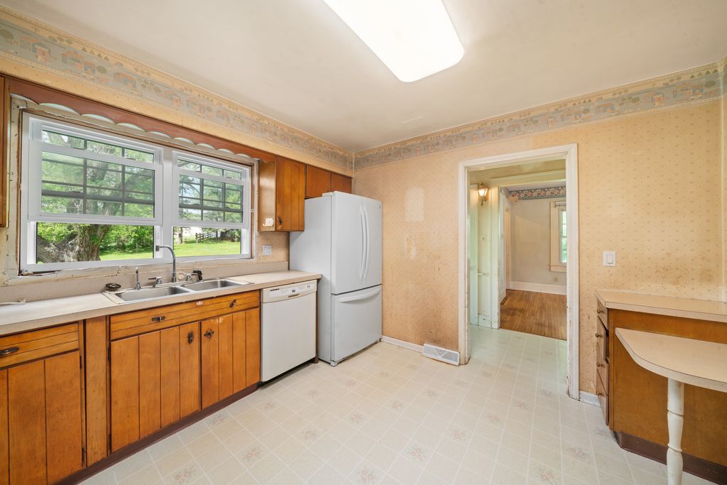 Image 21 of property listing at 1977 County Line Road, Sandwich, IL 60548