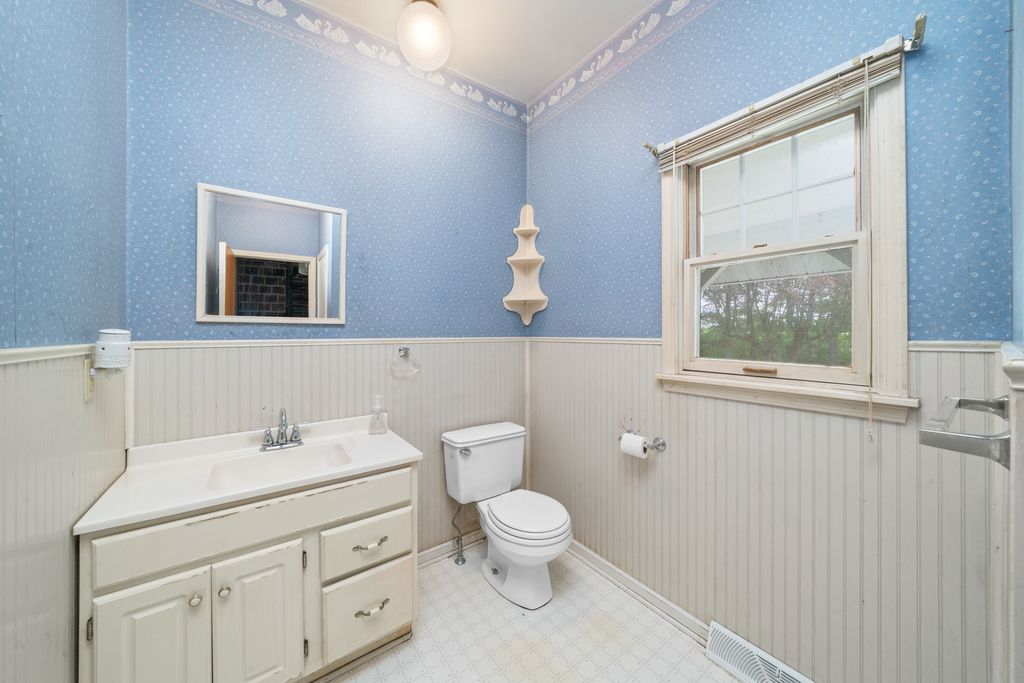 Image 22 of property listing at 1977 County Line Road, Sandwich, IL 60548