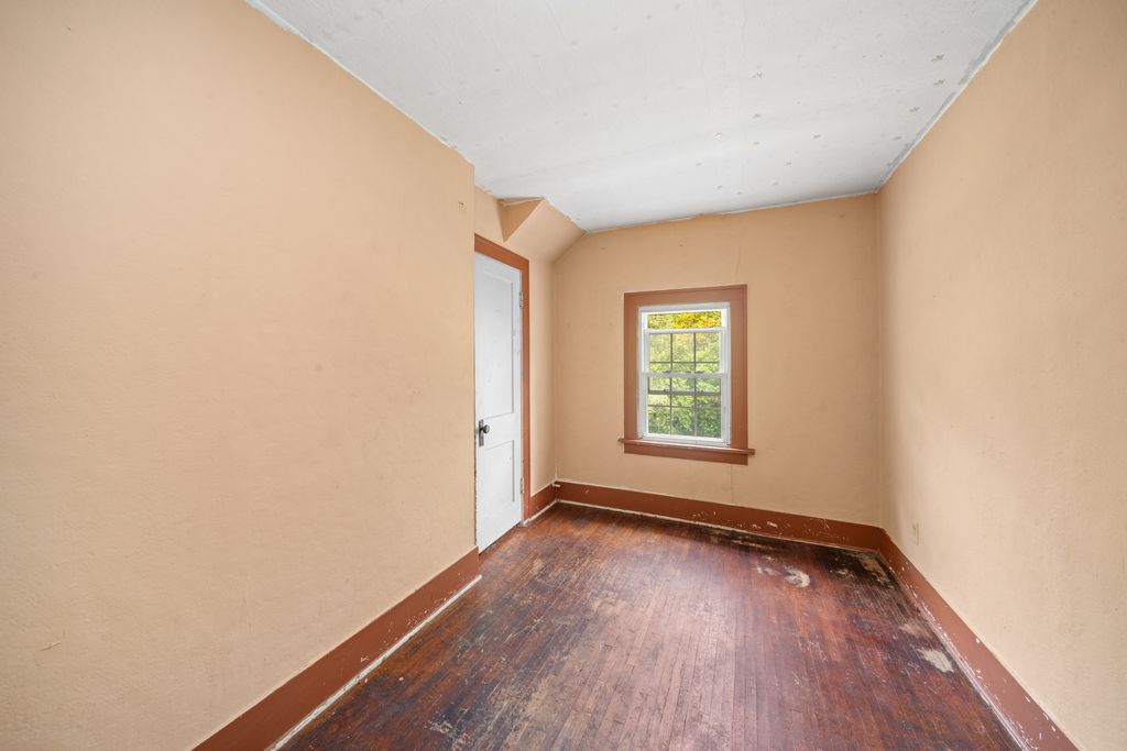 Image 27 of property listing at 1977 County Line Road, Sandwich, IL 60548