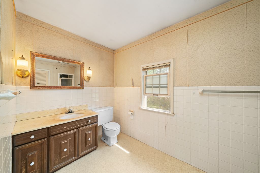 Image 30 of property listing at 1977 County Line Road, Sandwich, IL 60548
