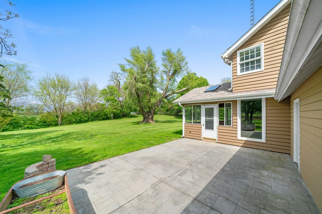 Image 4 of property listing at 1977 County Line Road, Sandwich, IL 60548