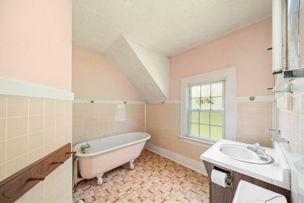 Image 31 of property listing at 1977 County Line Road, Sandwich, IL 60548