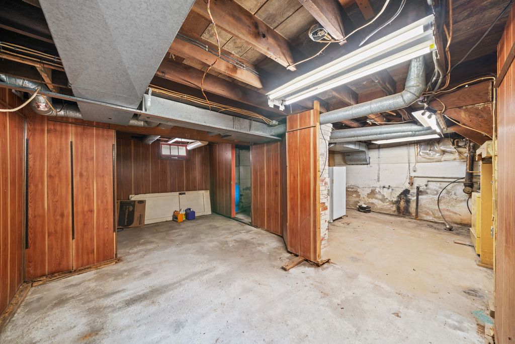Image 33 of property listing at 1977 County Line Road, Sandwich, IL 60548