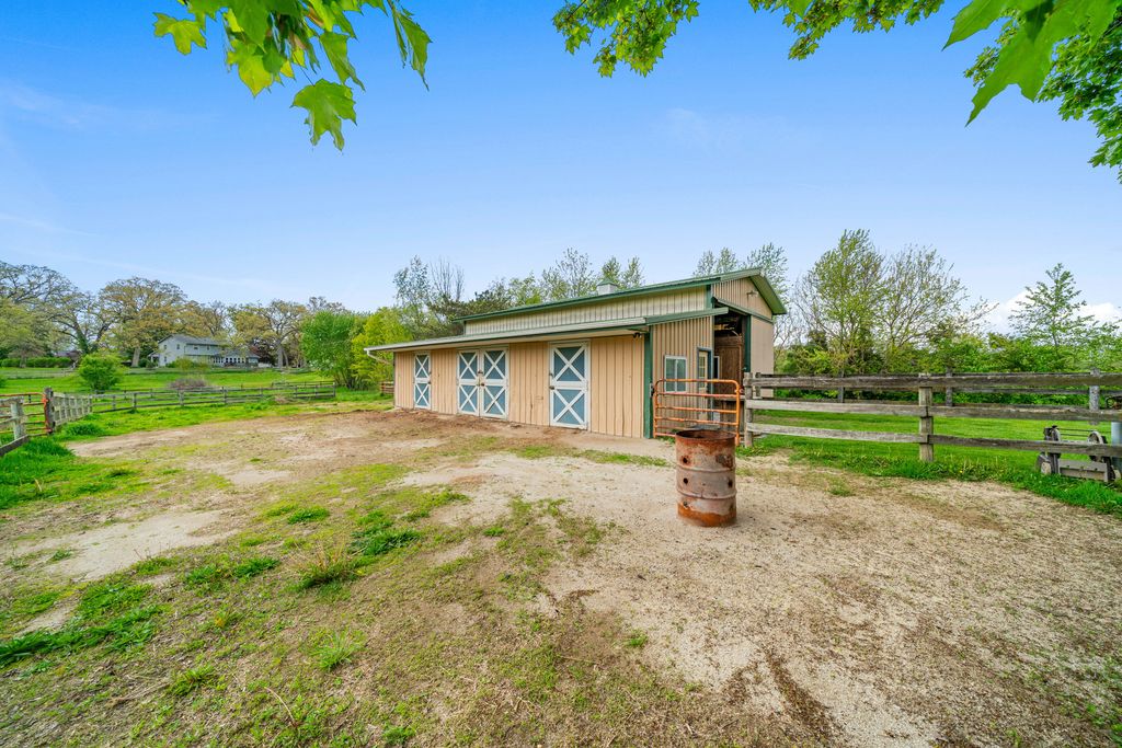 Image 35 of property listing at 1977 County Line Road, Sandwich, IL 60548