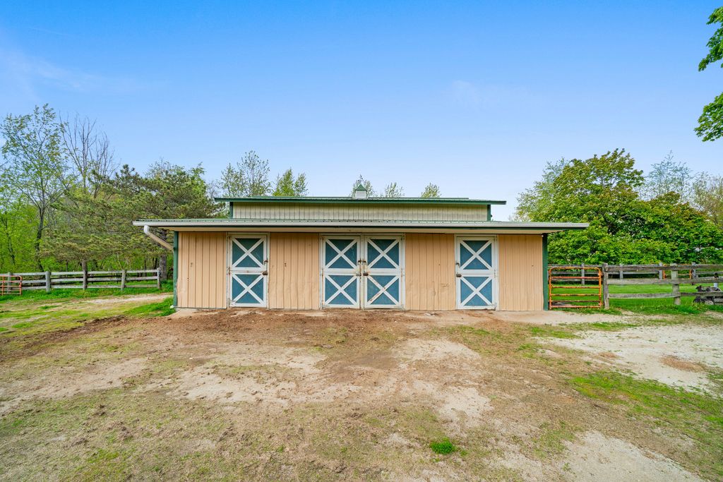 Image 36 of property listing at 1977 County Line Road, Sandwich, IL 60548