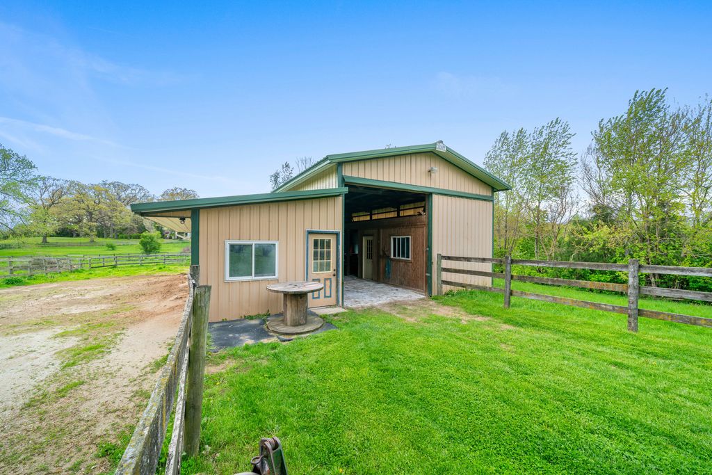 Image 37 of property listing at 1977 County Line Road, Sandwich, IL 60548