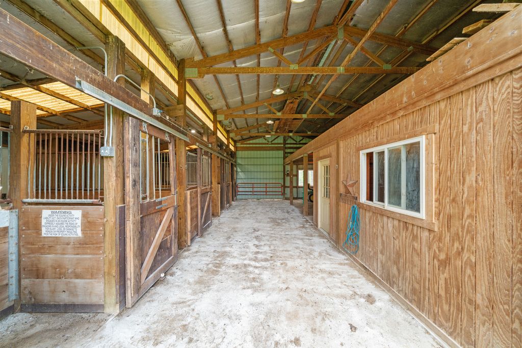Image 38 of property listing at 1977 County Line Road, Sandwich, IL 60548