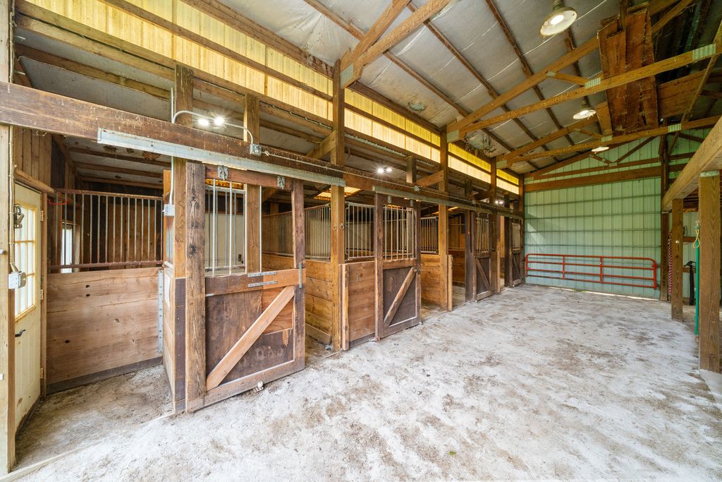 Image 39 of property listing at 1977 County Line Road, Sandwich, IL 60548