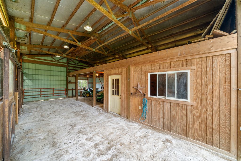Image 40 of property listing at 1977 County Line Road, Sandwich, IL 60548