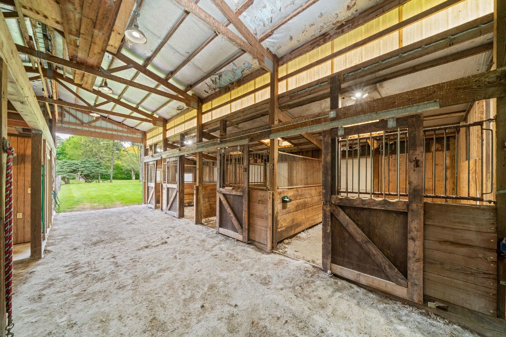 Image 41 of property listing at 1977 County Line Road, Sandwich, IL 60548
