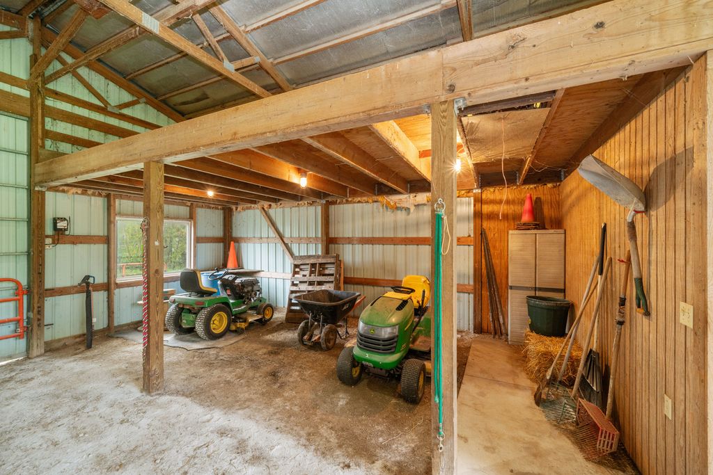 Image 42 of property listing at 1977 County Line Road, Sandwich, IL 60548