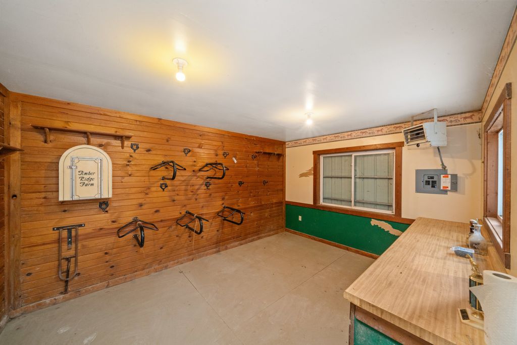 Image 43 of property listing at 1977 County Line Road, Sandwich, IL 60548