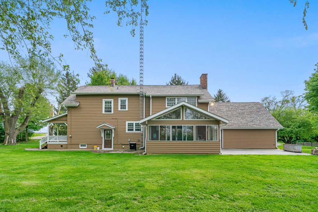 Image 6 of property listing at 1977 County Line Road, Sandwich, IL 60548