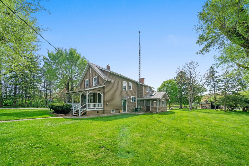 Image 7 of property listing at 1977 County Line Road, Sandwich, IL 60548