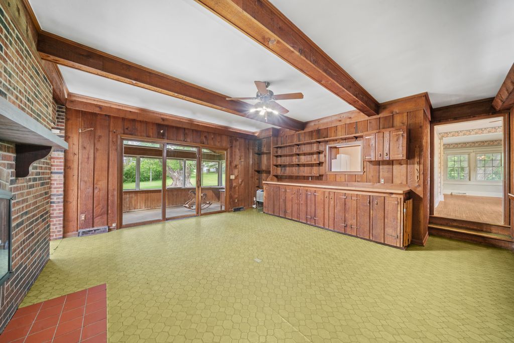 Image 9 of property listing at 1977 County Line Road, Sandwich, IL 60548