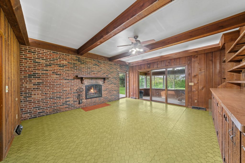 Image 10 of property listing at 1977 County Line Road, Sandwich, IL 60548