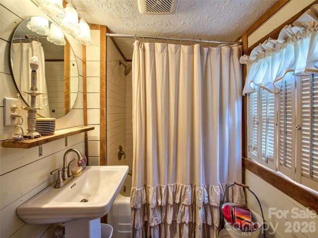 9 Whitted Road, Canton, NC 28716