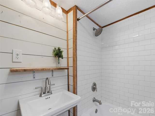 9 Whitted Road, Canton, NC 28716