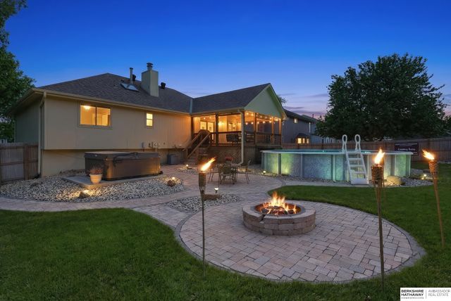 910 Joseph Drive, Papillion, NE 68046