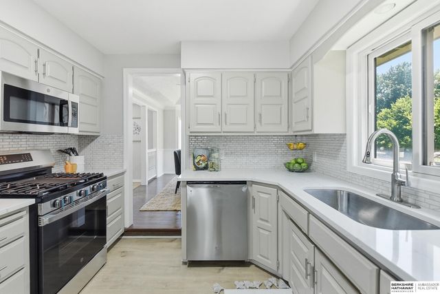 910 Joseph Drive, Papillion, NE 68046