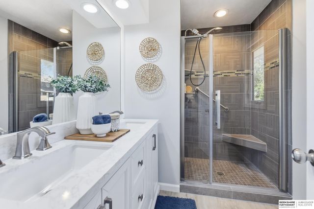 910 Joseph Drive, Papillion, NE 68046