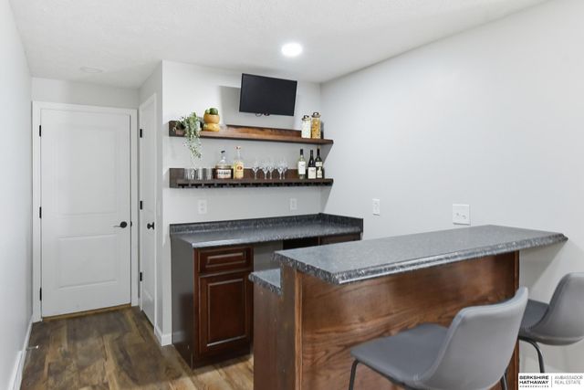 910 Joseph Drive, Papillion, NE 68046
