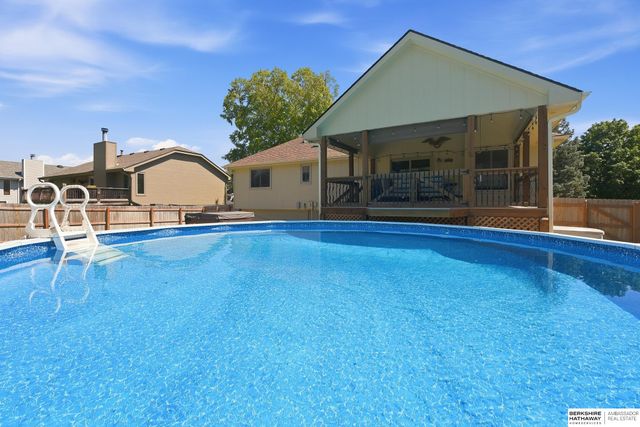 910 Joseph Drive, Papillion, NE 68046
