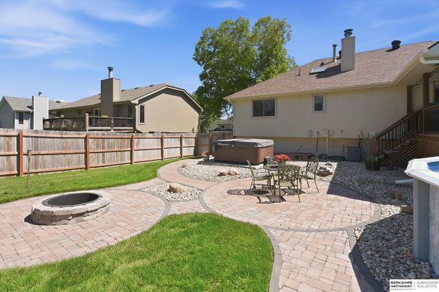 910 Joseph Drive, Papillion, NE 68046