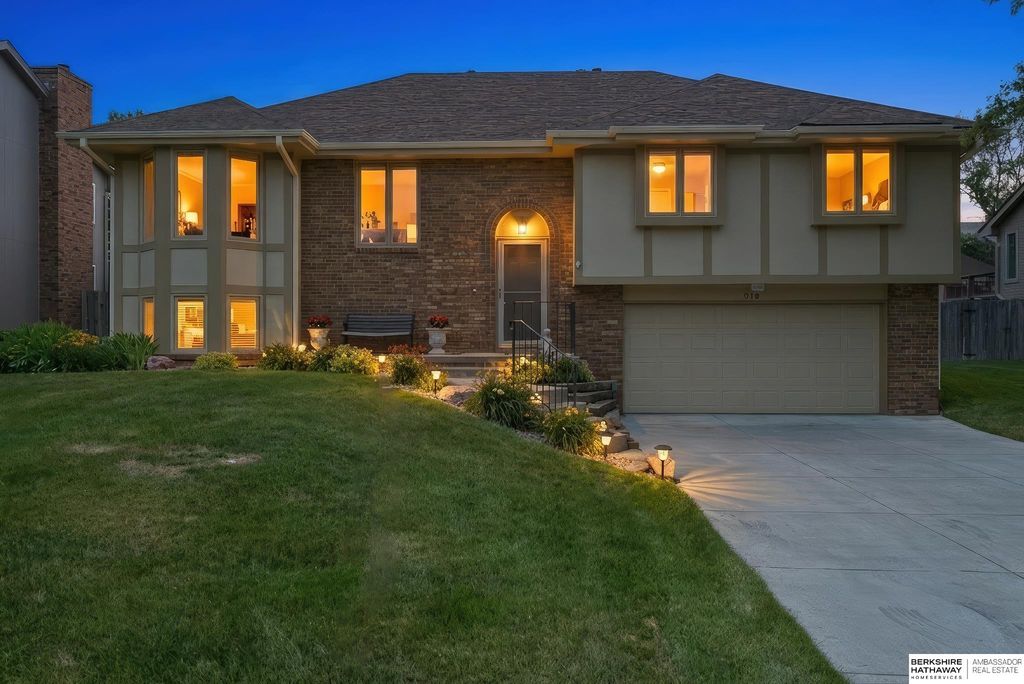 910 Joseph Drive, Papillion, NE 68046