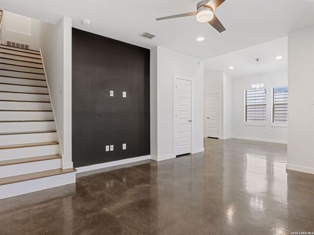 1114 N OLIVE ST, San Antonio, TX 78202