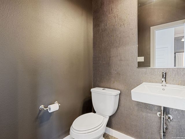 1114 N OLIVE ST, San Antonio, TX 78202