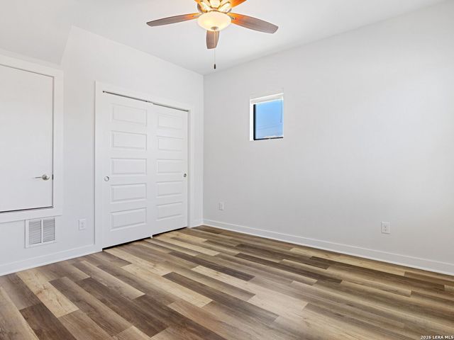 1114 N OLIVE ST, San Antonio, TX 78202