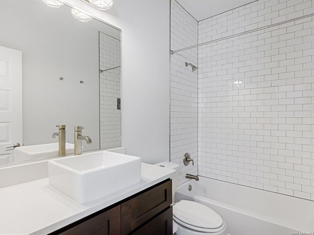 1114 N OLIVE ST, San Antonio, TX 78202