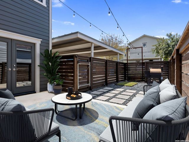 1114 N OLIVE ST, San Antonio, TX 78202