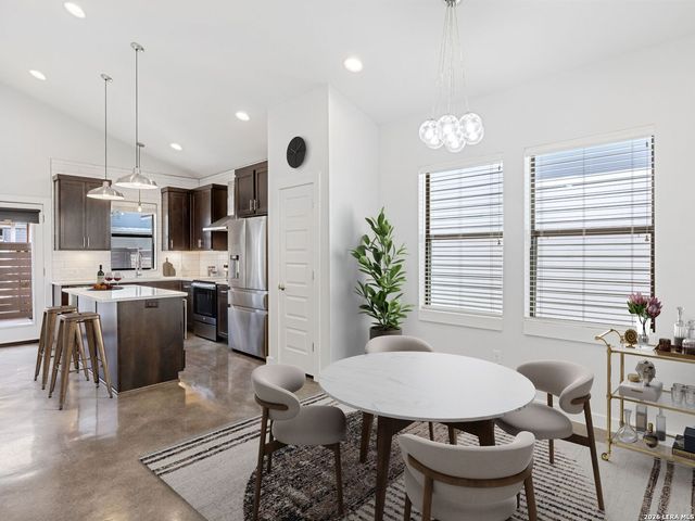 1114 N OLIVE ST, San Antonio, TX 78202