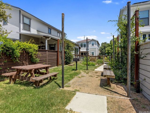 1114 N OLIVE ST, San Antonio, TX 78202