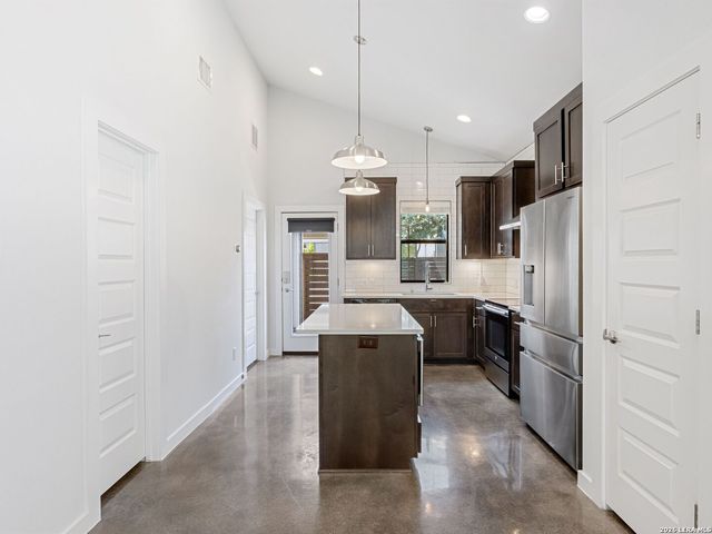 1114 N OLIVE ST, San Antonio, TX 78202