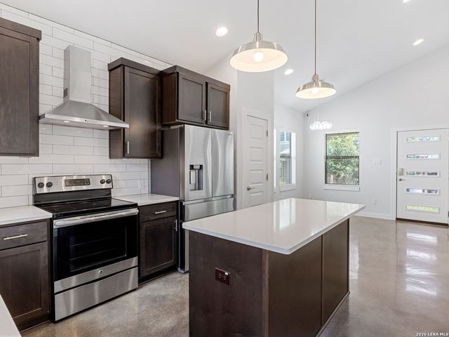 1114 N OLIVE ST, San Antonio, TX 78202